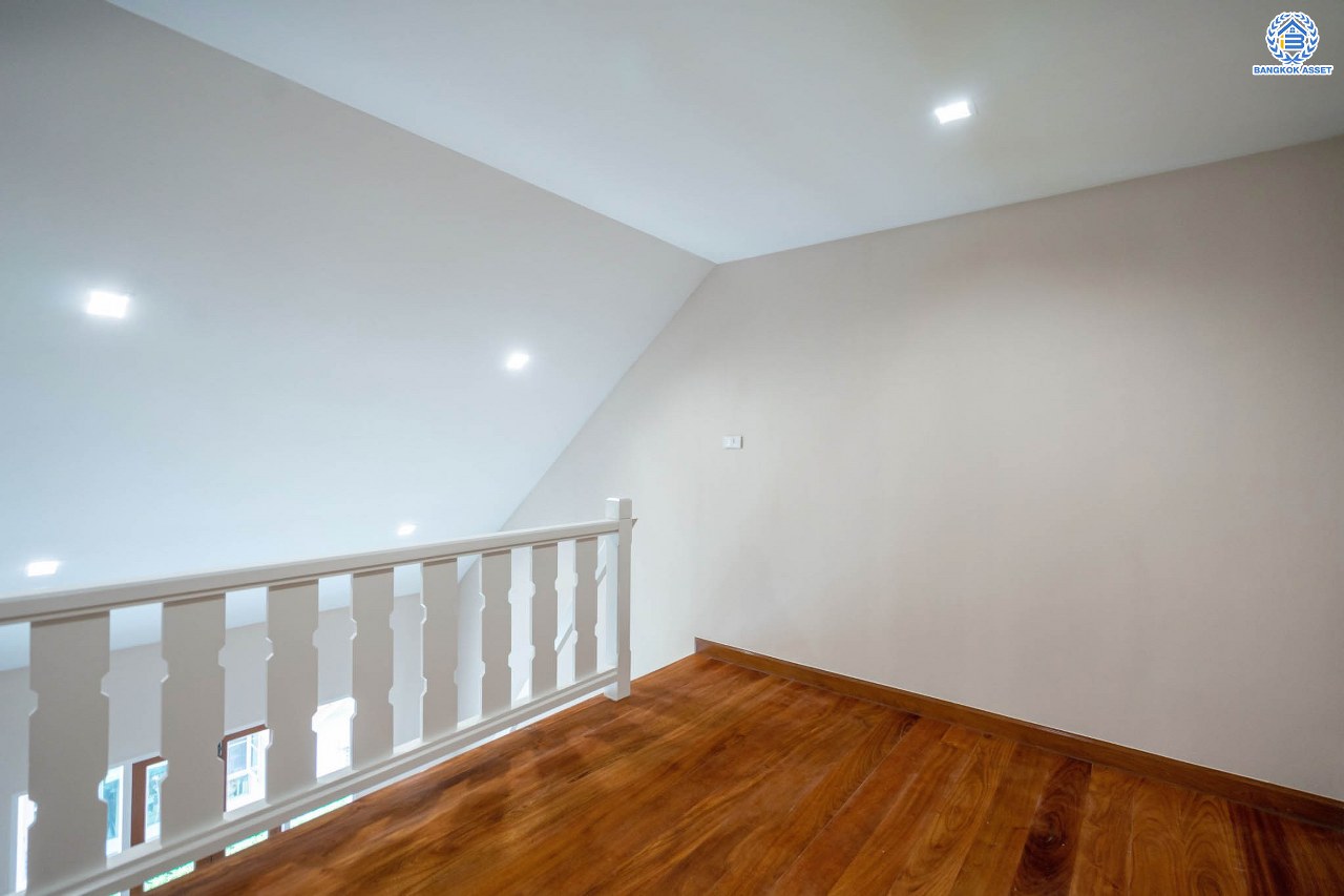 บ้านมือสองตกแต่งใหม่ แบรนด์ Q.House ม.ลัดดารมย์ ปิ่นเกล้า หลังใหญ่ตกแต่งเรียบหรู เนื้อที่ 92.8 ตร.ว. พื้นที่ใช้สอยเยอะถึง 320 ตร.ม. ฟังก์ชันจัดเต็ม 3 ห้องนอน 4 ห้องน้ำ 1 ห้องอเนกประสงค์ 1 ห้องแม่บ้าน จอดรถได้ 4 คัน พร้อม Living Room กว้าง บนทำเลศักยภาพ ใกล้เซ็นทรัลเวสต์เกต, วงเวียนพระราม5, ทางด่วน "กาญจนาภิเษก" และรถไฟฟ้า "สถานีตลาดบางใหญ่"